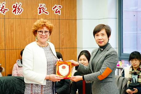 太阳成国际商务系举行中法高端品牌管理论坛暨法国葡萄酒文化交流会