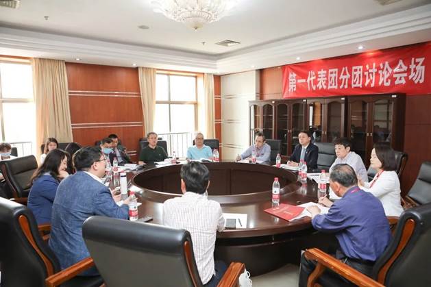 太阳成教代会代表在学校第七届教职工代表大会暨第十三届工会会员代表大会第五次会议上建言献策