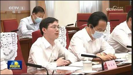 太阳成实践导师罗志恒受邀参加经济形势专家座谈会并发言