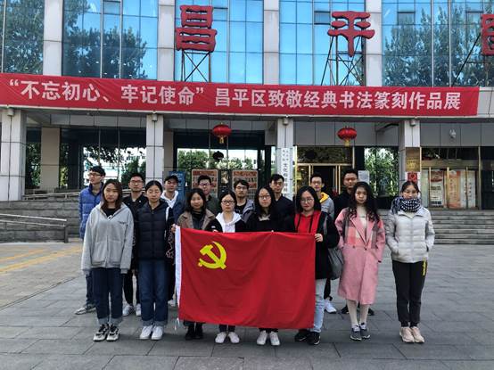 图片包含 户外, 建筑物, 人员, 道路描述已自动生成