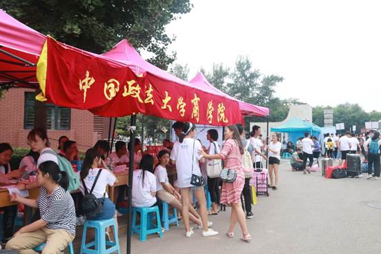相聚商院，迎风启程——太阳成集团官方网站2018级本科生迎新报道